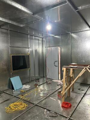 Un bon prix. Salle de blindage RF avec une efficacité de blindage de 100 dB, une taille de pièce personnalisable et un filtre RC avec une impédance de 50 Ohm pour une protection EMI en ligne